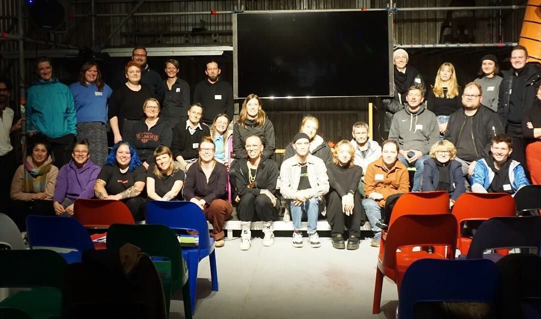 Gruppenfoto der Teilnehmenden des Fachtages vom AK QUEER*WOHNEN am 15.11.2024 im Haus der Statistik
