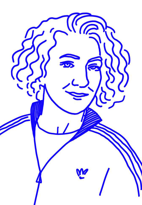Blaue Linienzeichnung einer lächelnden Person mit lockigem Kurzhaar in einer Sportjacke mit Streifen und kleinem Herz-Logo.