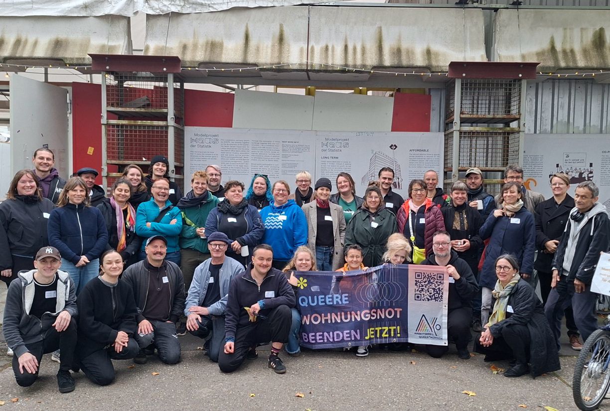 Teilnehmende des Fachtags des AK QUEER*WOHNEN: Queere Wohnungsnot beenden: JETZT! 10.10.2025 im Haus der Statistik  QUEERHOME*